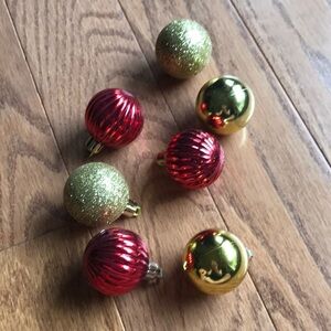 Set of 7 shiny plastic Christmas ball ornaments